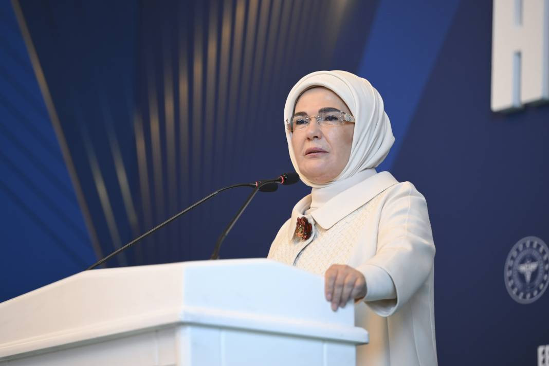Emine Erdoğan İstanbul’da hemşire ve ebelerle bir araya geldi - Resim: 8